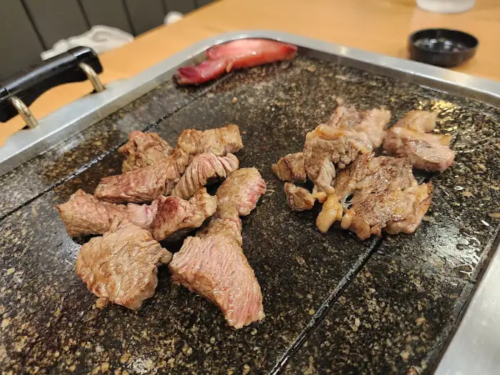 돌판 위에서 구워지고 있는 한우 부위들