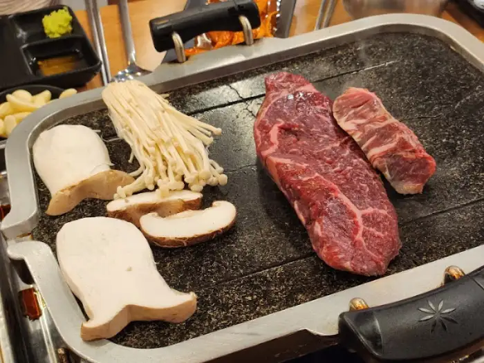 돌판 위에 올라간 신선한 한우, 버섯, 팽이버섯