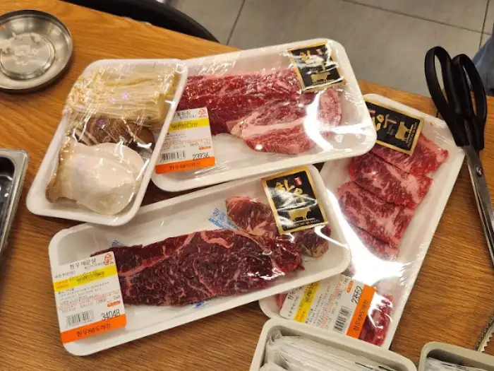 진공 포장된 다양한 부위의 신선한 한우