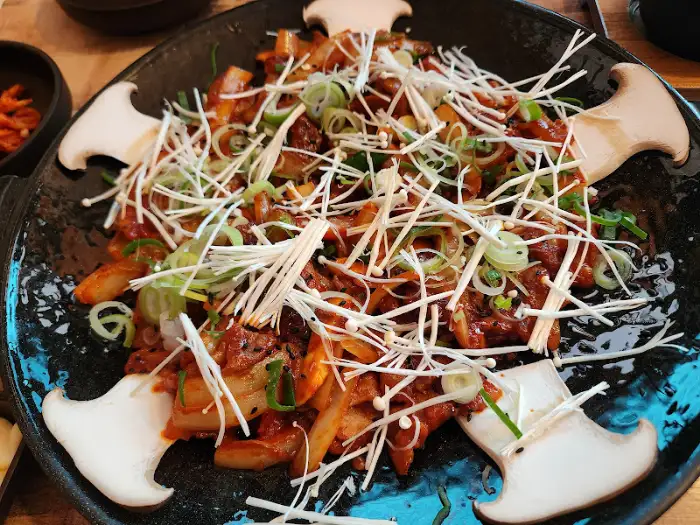 푸짐하게 차려진 메인 요리