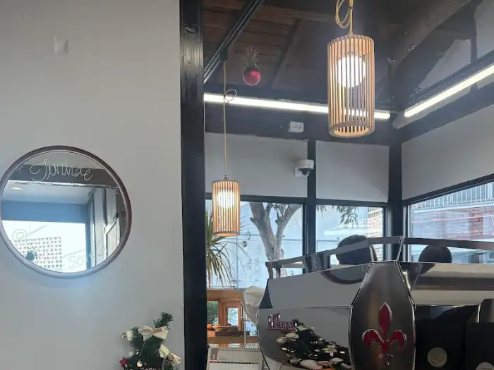 카페 내부 조명과 거울