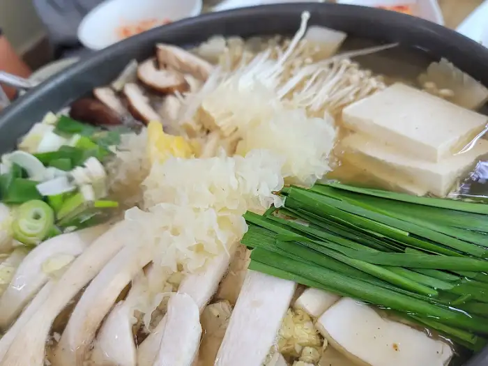 다양한 종류의 밑반찬이 차려진 모습