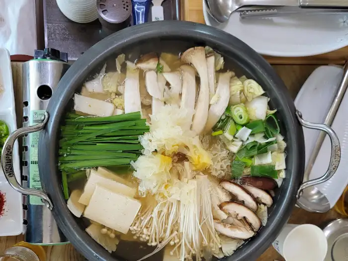 푸짐하게 끓고 있는 손두부 버섯전골