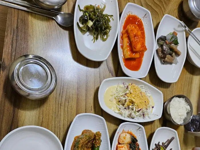 다양하게 차려진 밑반찬과 밥, 앞접시 모습