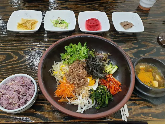 비빔밥과 국이 함께 나온 모습