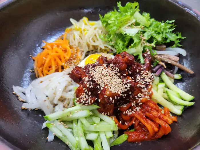 비빔밥의 매콤한 양념과 채소를 강조한 모습