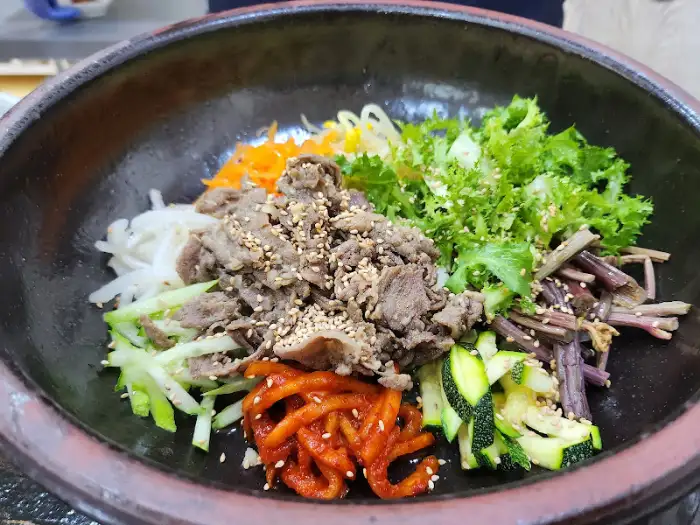 비빔밥 그릇의 다양한 재료들을 보여주는 모습