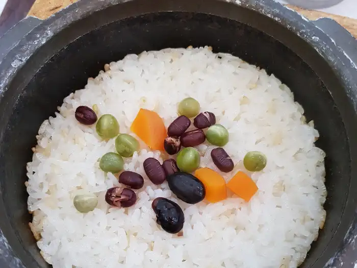 돌솥밥 위에 올라간 고명