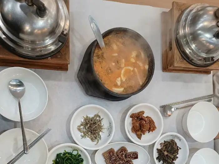 다양한 반찬과 함께 나온 청국장