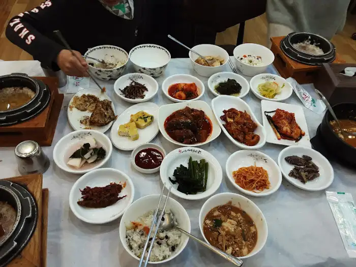 푸짐하게 차려진 한상차림