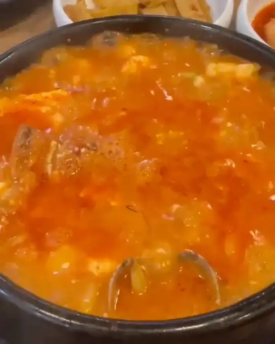 얼큰한 순두부 국물 클로즈업