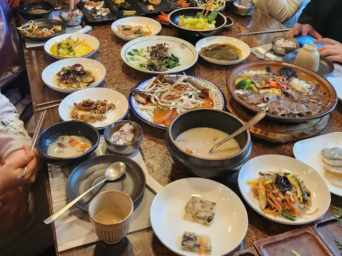 푸짐하게 차려진 한식 상차림 모습