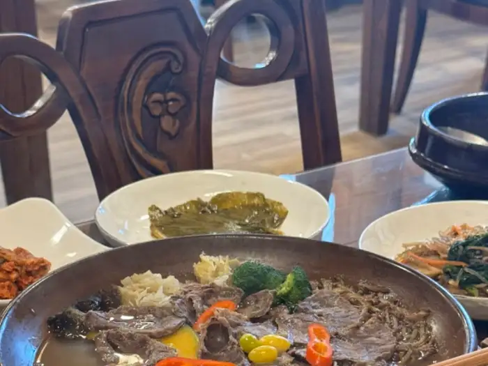 메인 요리로 나온 푸짐한 고기 요리
