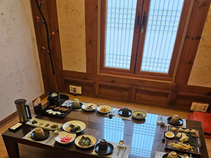 테이블에 정갈하게 차려진 한식 코스 요리