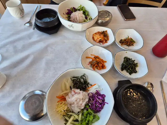 테이블에 세팅된 다양한 해산물 요리