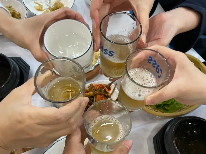 잔을 부딪히며 건배하는 모습