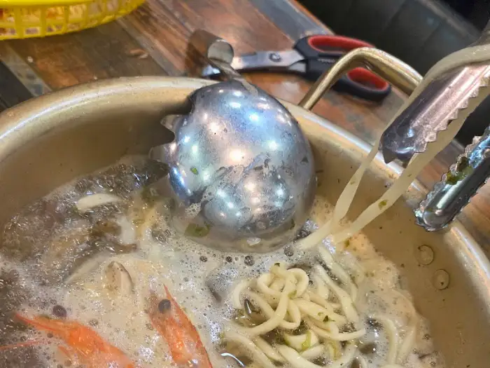 보글보글 끓고 있는 칼국수