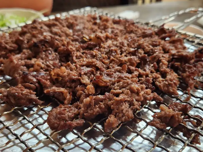 숯불 위에서 잘 익은 불고기