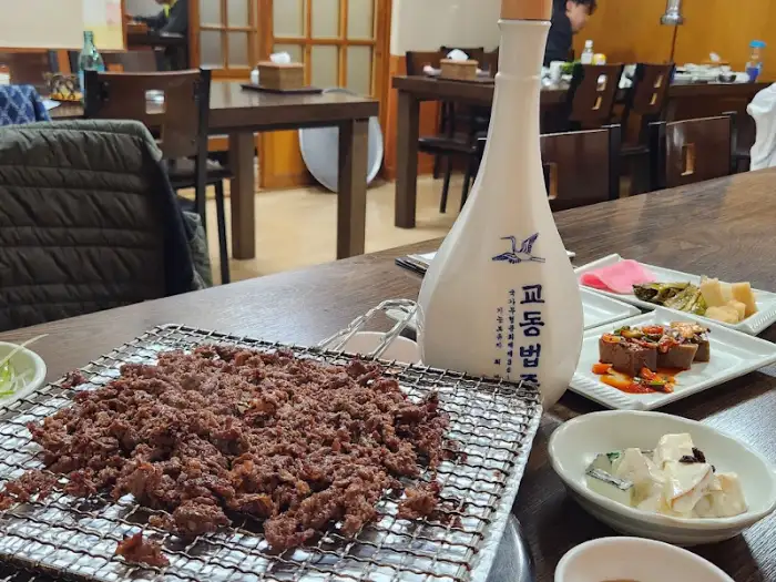 테이블에 놓인 불고기와 술병