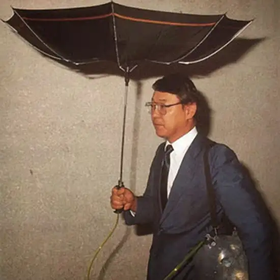 손님이 든 우산