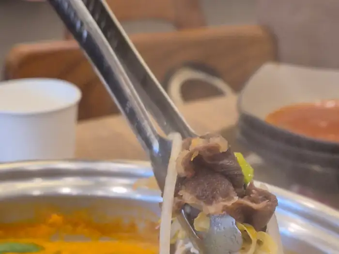 소스에 찍어 먹는 고기
