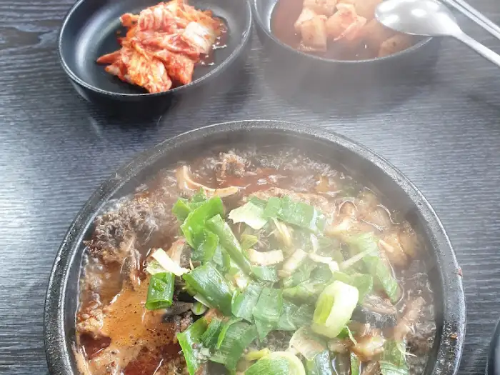 해장국이 담긴 뚝배기 모습