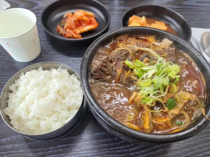 해장국, 밥, 김치, 컵이 함께 나온 상차림