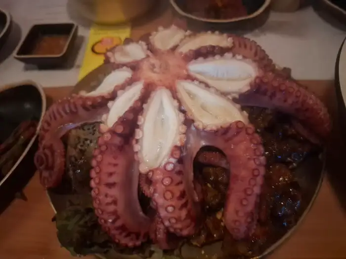 통째로 삶아진 문어와 족발