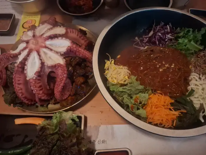 문어와 족발, 그리고 비빔국수가 함께 담긴 상차림