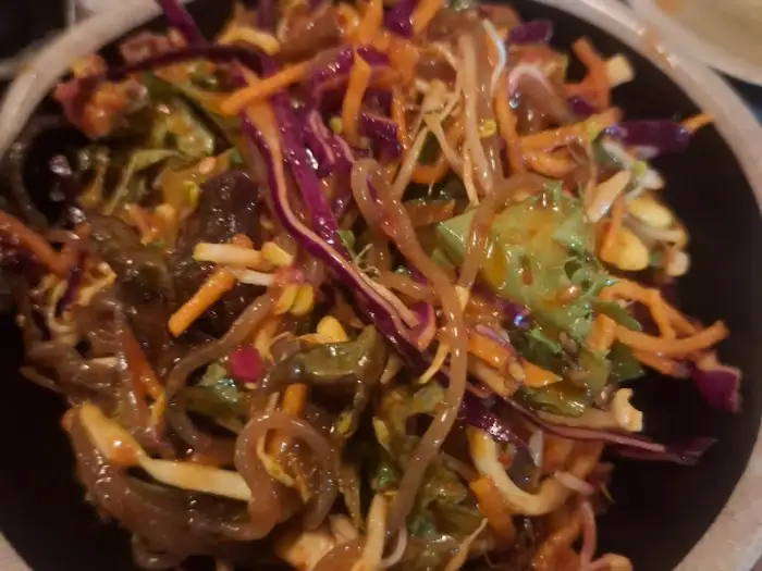잘 비벼진 비빔국수 클로즈업