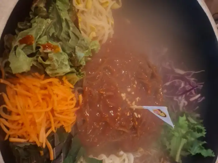 다채로운 색감의 비빔국수