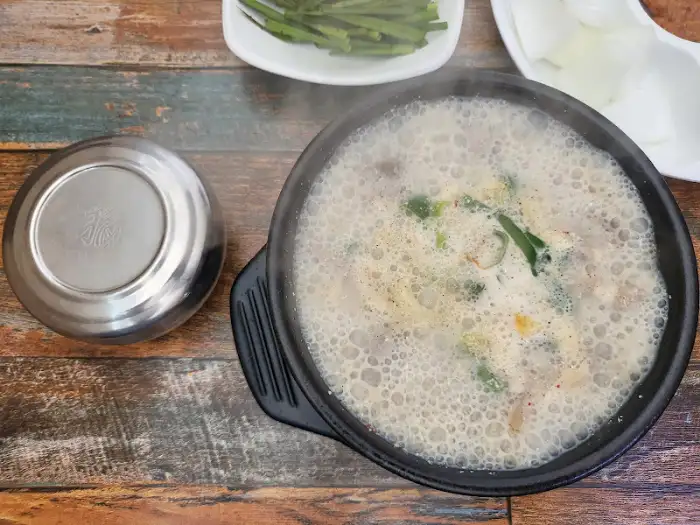 김이 모락모락 나는 국밥
