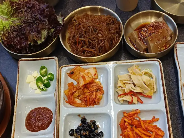 다양한 종류의 밑반찬 모습