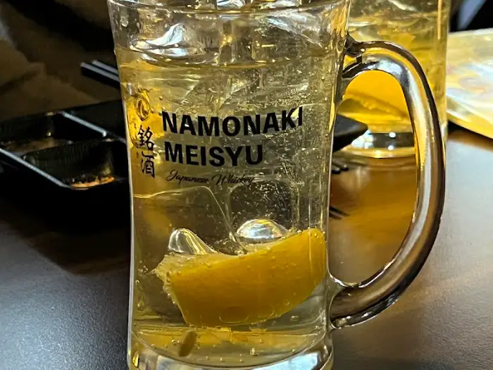 크림 생맥주와 레몬 조각