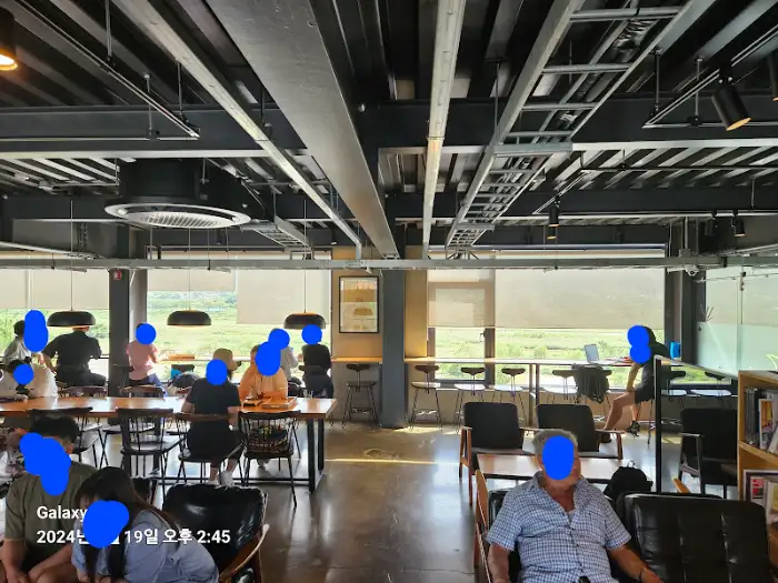 카페 내부 좌석과 손님들