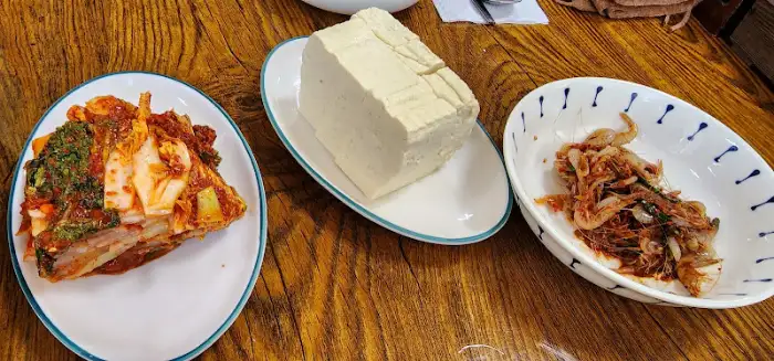 보기만 해도 침샘 자극하는 매콤한 김치와 뽀얀 순두부