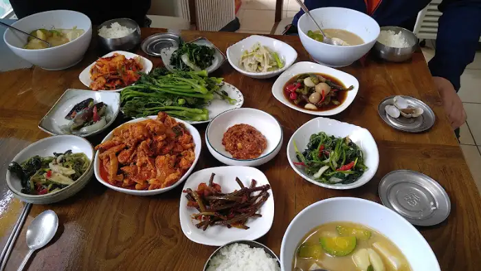 다양한 반찬과 밥, 국이 조화로운 한상차림