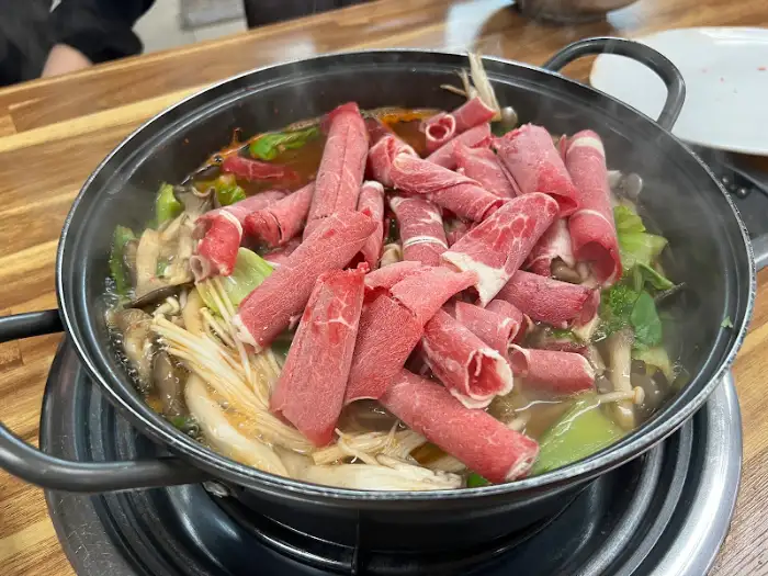 샤브샤브 고기 넣는 모습