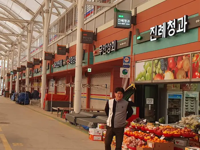 시장 풍경과 과일 노점