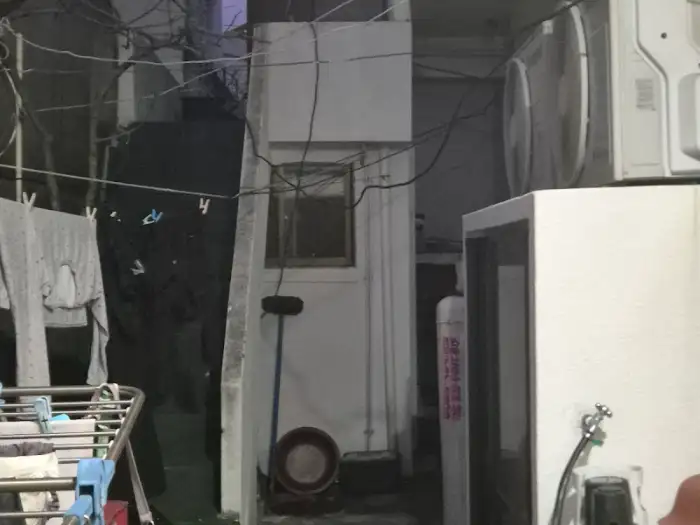 가게 내부의 좁고 정겨운 분위기