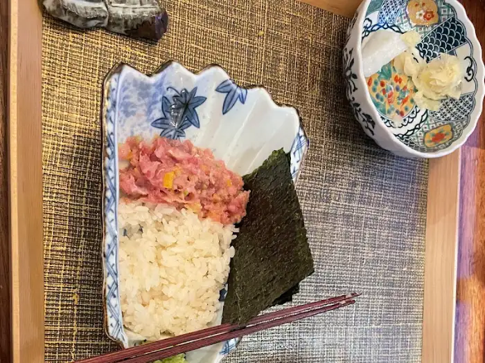 직접 싸 먹을 수 있도록 준비된 밥, 김, 다진 참치