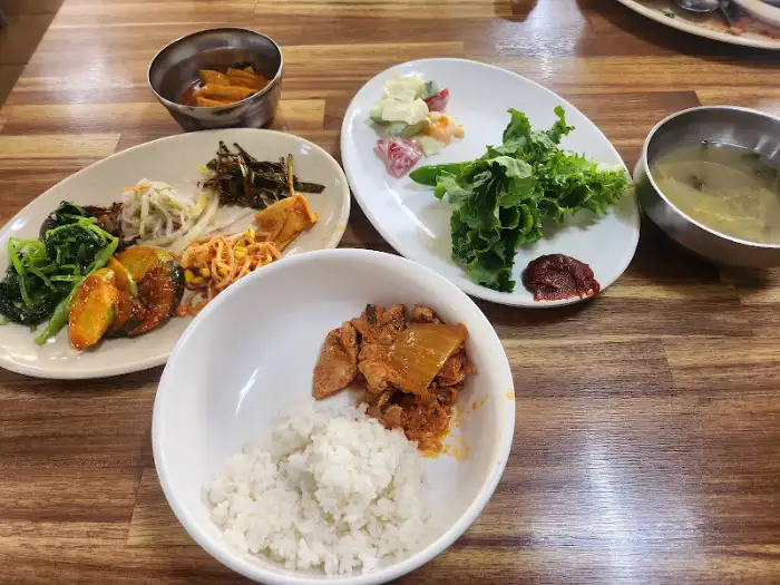 밥, 김치, 그리고 나물 반찬이 담긴 개인 식기