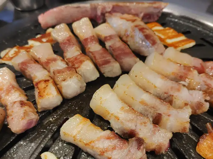 다양한 곁들임과 함께 즐기는 흑돼지