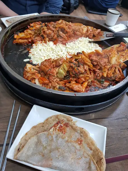 전과 닭갈비 함께 나온 모습