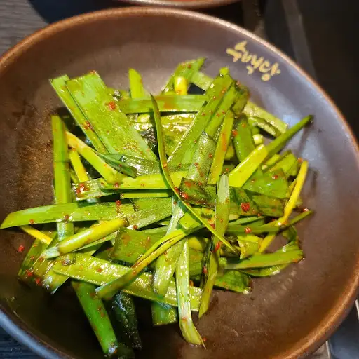 매콤하게 무쳐진 부추 무침