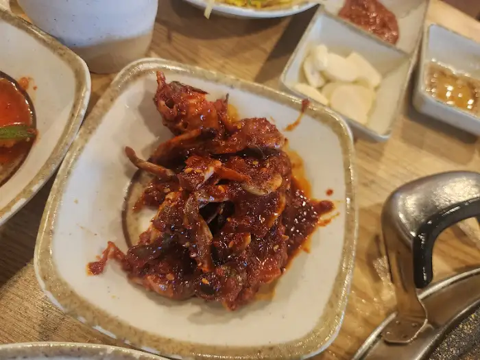 매콤달콤한 양념에 버무려진 해산물 요리