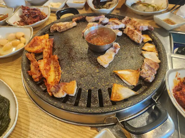 돌판 위에서 맛있게 구워지고 있는 삼겹살