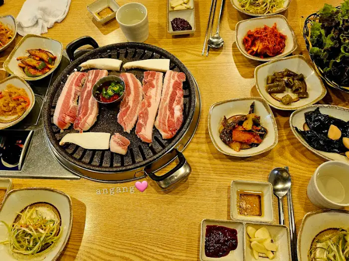 다양한 종류의 고기와 곁들임 반찬이 준비된 상차림