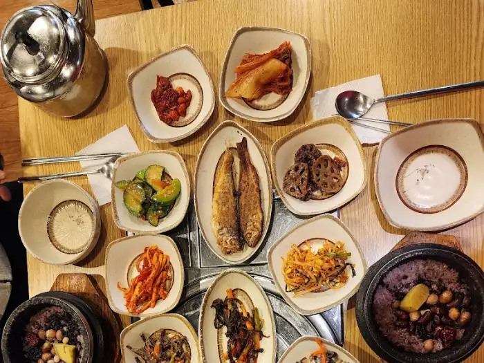 테이블에 차려진 다양한 반찬과 밥, 그리고 숭늉
