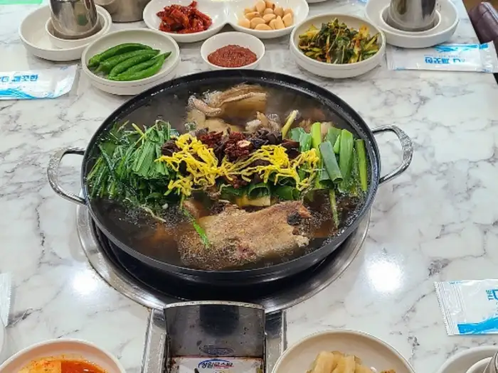 능이삼계탕 내부 테이블 세팅